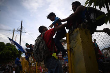 Emigrantes hondureños cruzan la frontera Guatemala - México