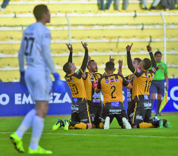 Los aurinegros festejan uno de los goles ante la mirada de impotencia del meta Braulio Uraezaña.