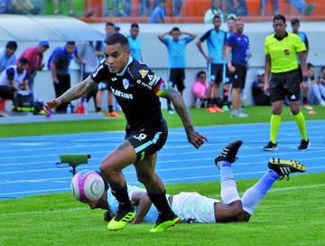 William Ferreira, de Bolívar, controla el balón