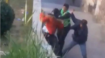 Van a prisión cinco personas que golpearon a dos policías