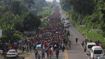 Migrantes hondureños avanzan a EE.UU. a pesar de las amenazas