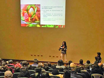 Conferencia informa sobre alimentación saludable