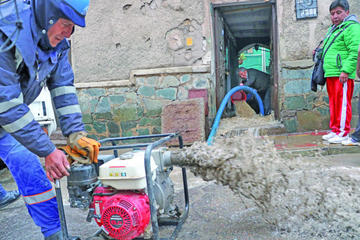 Usaron bombas para sacar el agua de viviendas afectadas por el agua.