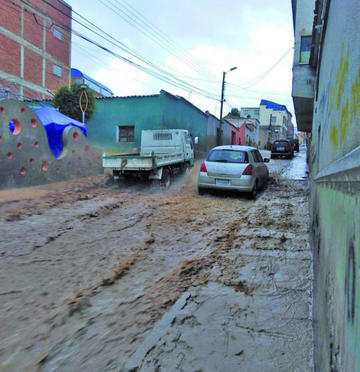 Los automóviles, en medio de las aguas que bajan de la zona alta.