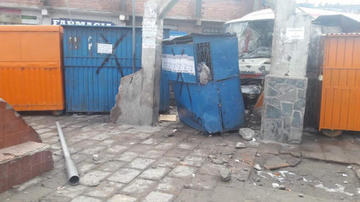 Micro se desliza y choca contra varias casetas 