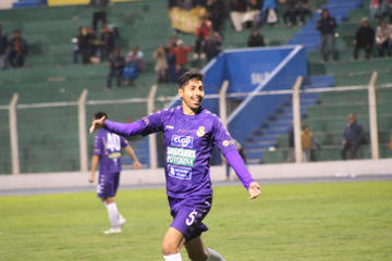 Douglas Ferrufino, del equipo lila, celebra su gol.