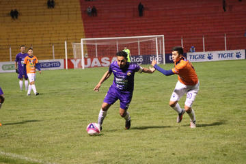Darwin Peña, de Real, controla el balón ante la marca de su rival.