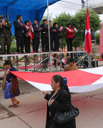 Las autoridades aplaudieron el paso del desfile.