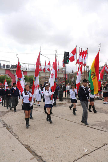 Los estudiantes llevaron en alto el lábaro potosino.