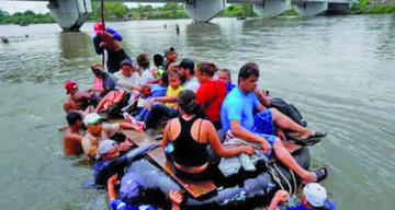 Nueva caravana de emigrantes  entra hasta México en balsas