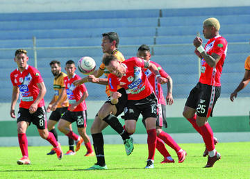 Víctor Galain despeja con la cabeza el balón.