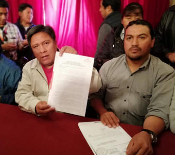 Williams Cervantes muestra el Decreto Municipal.