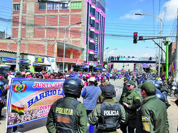 Los policías evitaron el paso de los vecinos a la avenida Sevilla.