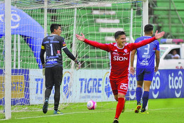 Mauro Milano celebra uno de los goles del local.