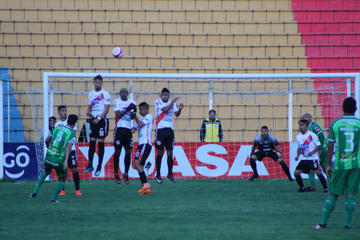 Oriente en una de las pocas jugadas en ofensiva.