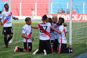 Nacional golea 3-0 y sube al quinto lugar 