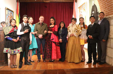 Los finalistas con los representantes de la Casa de Moneda.
