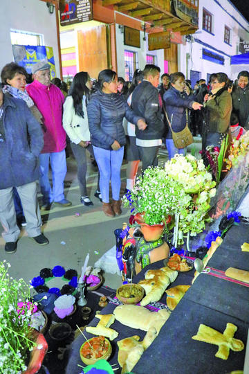 La población visitó las tumbas.