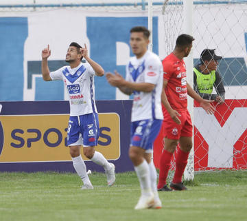 Rodrigo Ramallo (i) festeja uno de los tantos de los locales.
