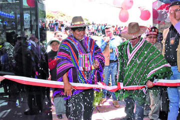 Morales y Cejas inauguran el centro para personas con discapacidad.