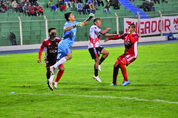 El arquero Jorge Araúz puñetea el balón.