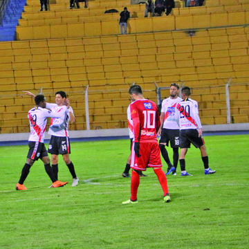 Jennry Alaca (i) es abrazado por sus compañeros tras el gol de la apertura.
