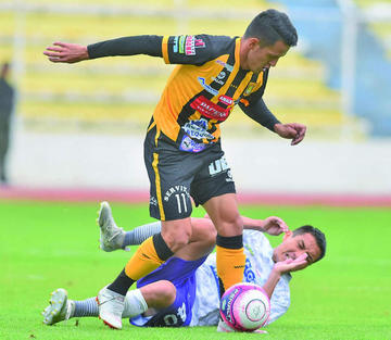 Jhasmani Campos, del Tigre, gana la luchar por la pelota ante Christian Vargas de Real.
