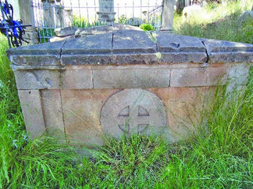 La piedra protege este sepulcro.