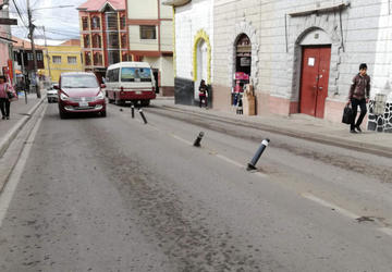Destruyen la señalización víal para tránsito de vehículos en calle Oruro
