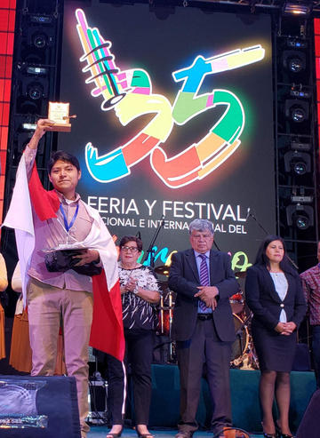 El potosino Erick Jancko recibe el trofeo.