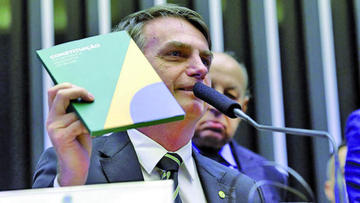 Bolsonaro ratifica apego a la Constitución ante los tres poderes de la nación