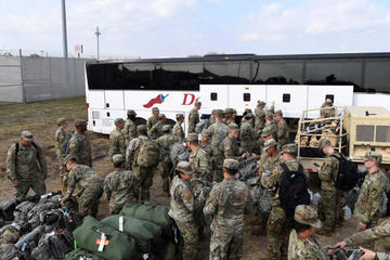 EE.UU. endurece su presencia militar en la frontera con México