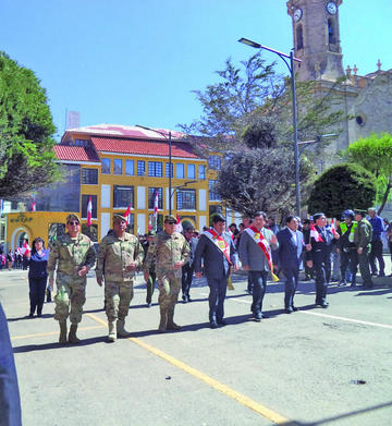 Los representantes institucionales encabezaron el desfile.