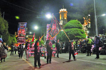 Organizaciones participaron del desfile nocturno.