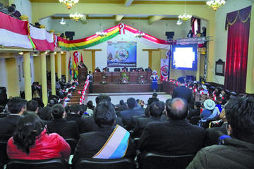 El acto central de homenaje a la gesta libertaria, desarrollado en la Asamblea Legislativa Departamental.