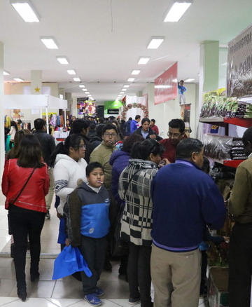 La población visitó los puestos de las empresas.