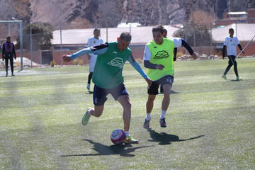 Maximiliano Gomes, de Real controla el balón.