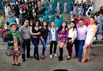 Los artistas en una grabación del video.