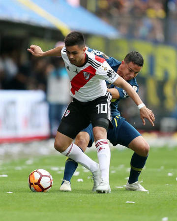 El jugador de River Plate, Gonzalo Martínez, disputa la pelota con Leonardo Jara, de Boca.