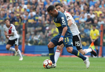 Carlos Tevez, de Boca Juniors, controla el balón.