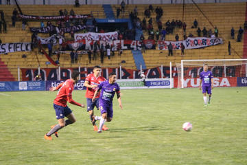 Darwin Peña, de cuadro lila, pasa el balón.