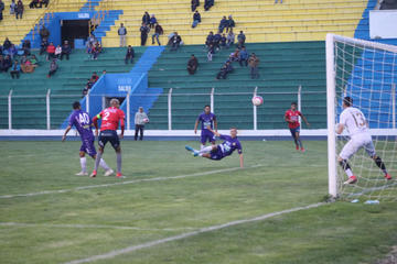 Maximiliano Gómez, de Real Potosí, remata el balón de tijera.