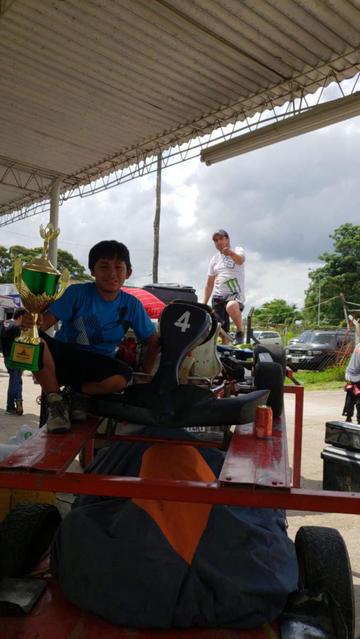 Israel Sandoval junto a su máquina.
