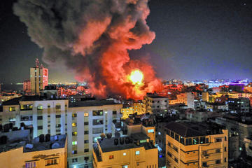 Vista del fuego y el humo sobre el edificio de seguridad interna del Ministerio del Interior de Hamas.