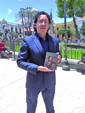 El artista muestra el material.