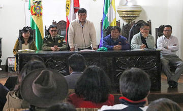 Ayer en la reunión propiciada por el gobernador, Juan Carlos Cejas.