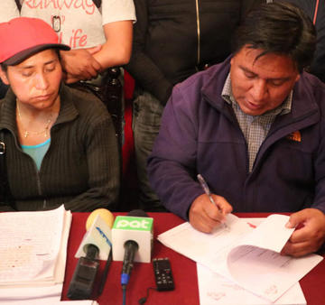 El alcalde Williams Cervantes firma el decreto municipal.