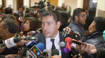 El titular del Ministerio de Defensa, Javier Zabaleta, ante los medios de comunicación.