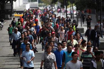 Miles de migrantes son obligados a seguir su trayecto hacia EE.UU. 