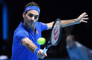 Federer gana y se mantiene con vida